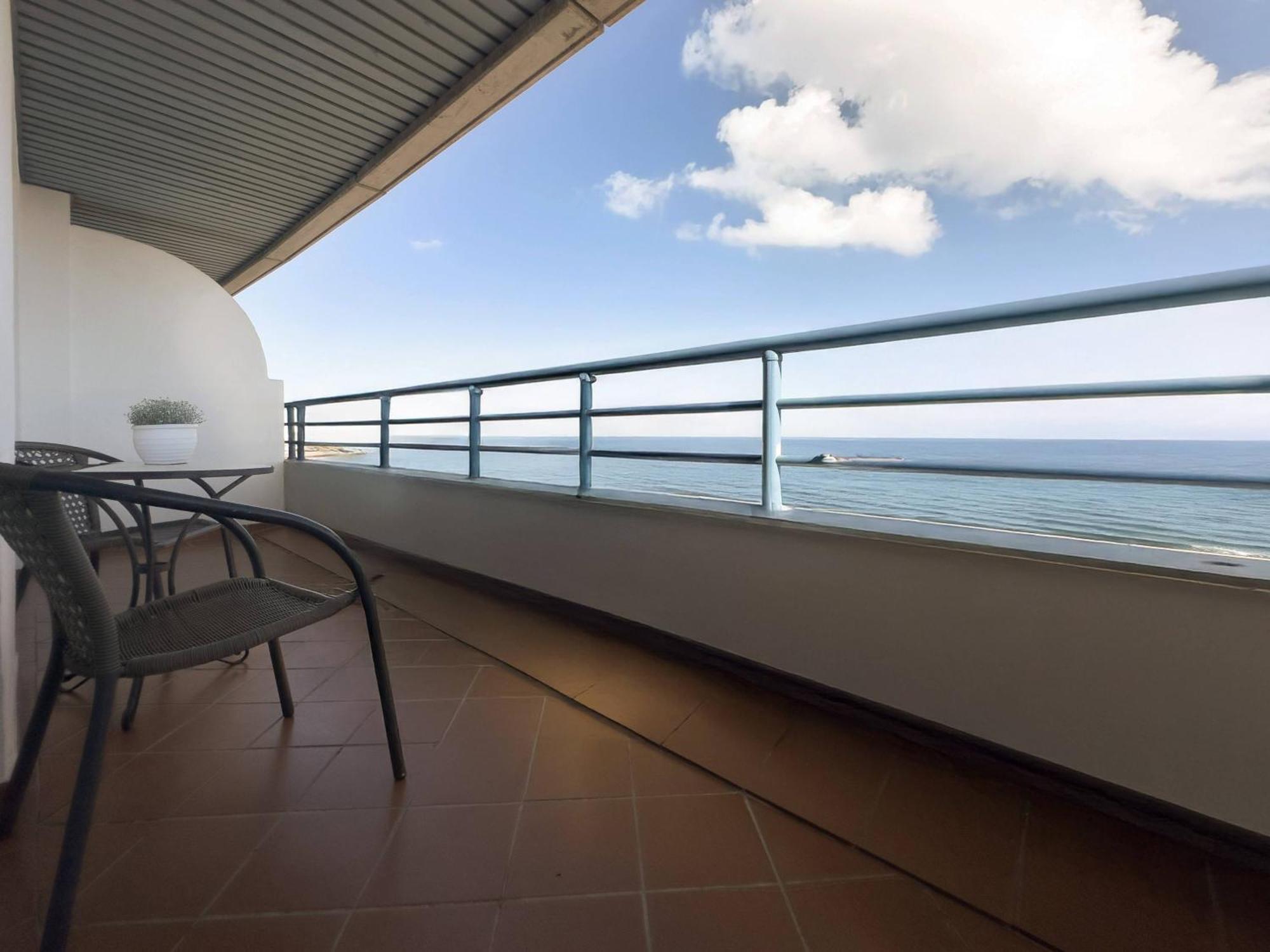 Apartamento en Primera Línea de Playa. Seis plazas. Estepona Exterior foto